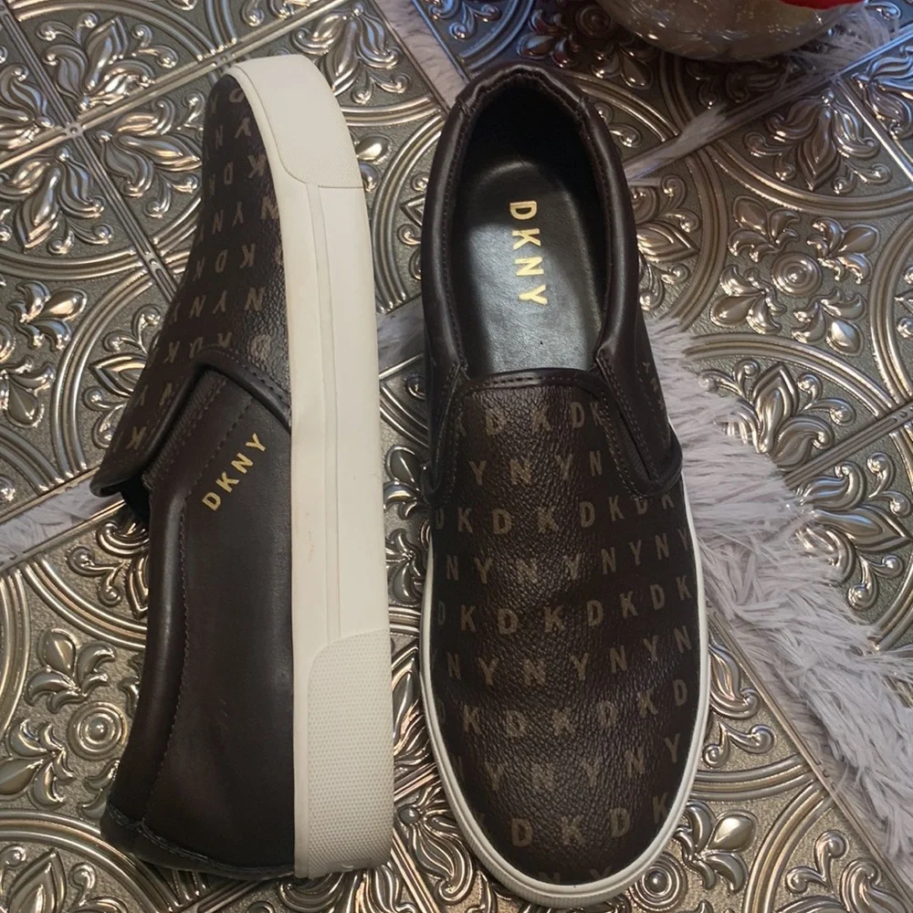 🌹DKNY • Signature Women’s Dark Brown Leather Monogram Slip-On Sneakers.• •
